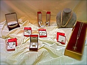 Your guide to selling estate jewelry is here at Oro Express Chandler 